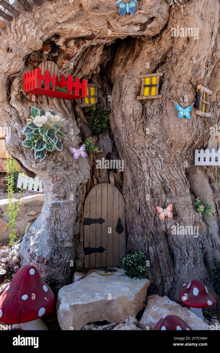 Feenbaumhaus. Der alte Olivenbaum wurde von Stephen Haughan verziert, um ein Feenhaus in der Nähe von Droushia, Zypern, zu schaffen. Stockfoto