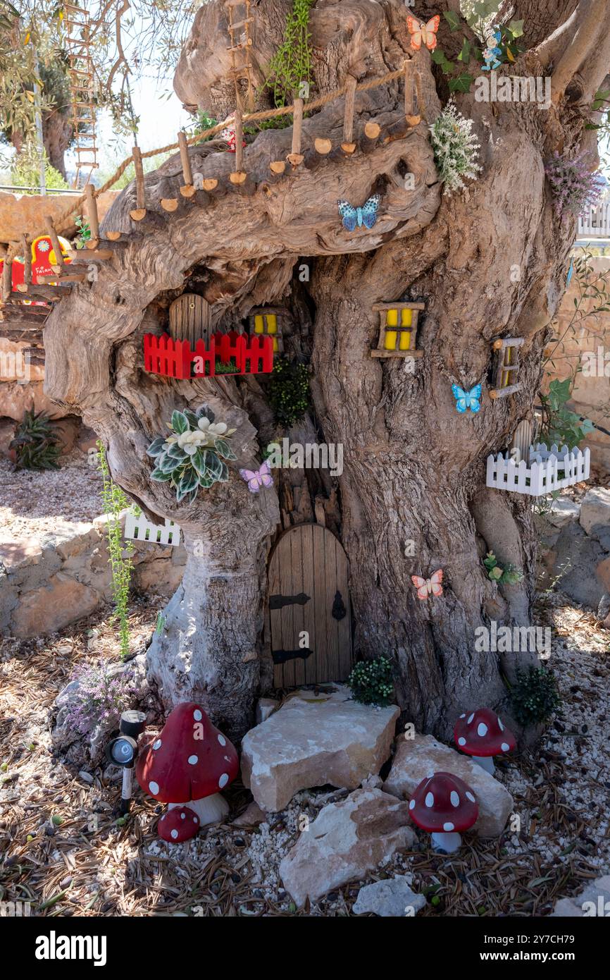 Feenbaumhaus. Der alte Olivenbaum wurde von Stephen Haughan verziert, um ein Feenhaus in der Nähe von Droushia, Zypern, zu schaffen. Stockfoto