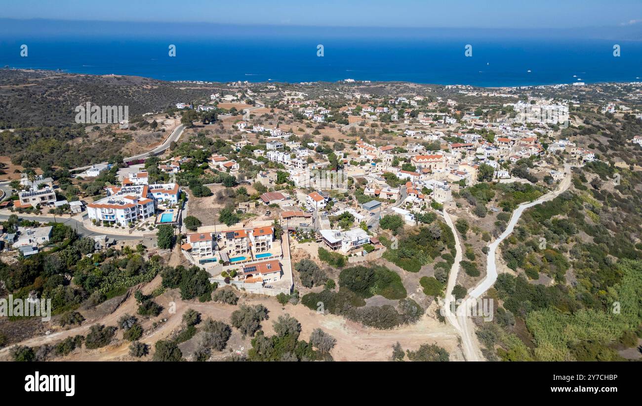 Drohnenansicht des Dorfes Neo Chorio, Halbinsel Akamas, Zypern. Stockfoto