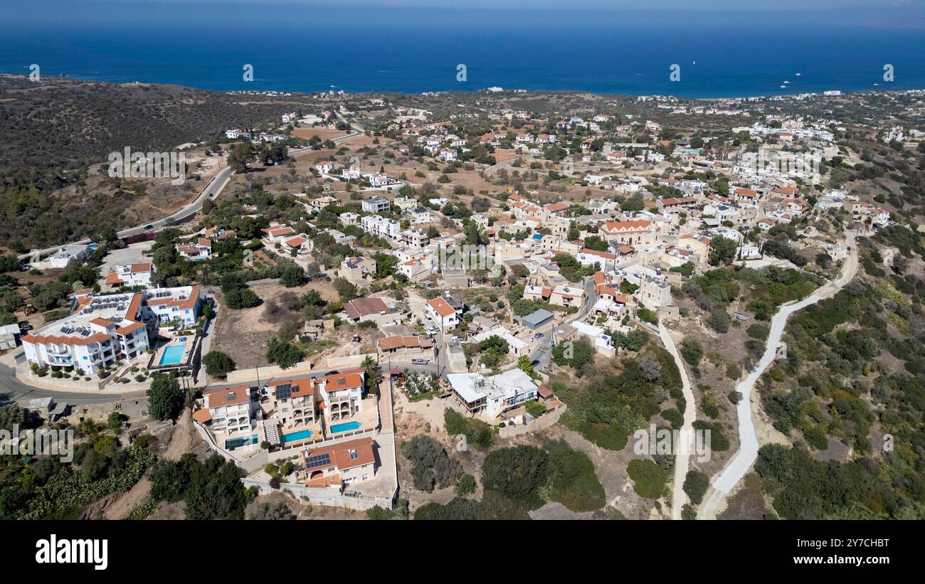 Drohnenansicht des Dorfes Neo Chorio, Halbinsel Akamas, Zypern. Stockfoto