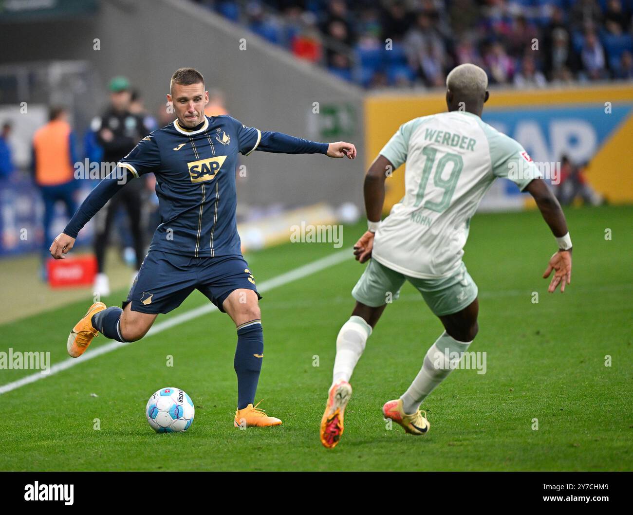 ZWEIKAMPF, Aktion Pavel Kaderabek TSG 1899 Hoffenheim (03) gegen Derrick Koehn SV Werder Bremen SVW (19) TSG 1899 Hoffenheim gegen SV Werder Bremen, Fussball, Bundesliga, 5. Spieltag, Saison 2024/2025, 29.09.2024 Foto: Eibner-Pressefoto/Michael Weber Stockfoto