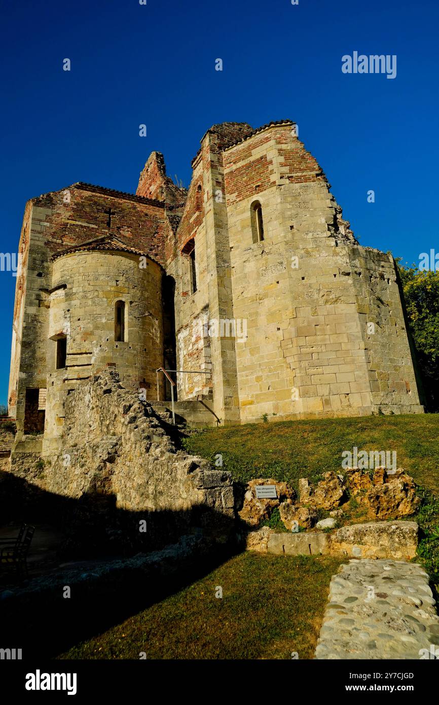 Eingebettet zwischen den Weinbergen an den Hängen von Montello befindet sich die Abtei Sant'Eustachio in Nervesa della Battaglia. Ein altes Benediktinerkloster Stockfoto