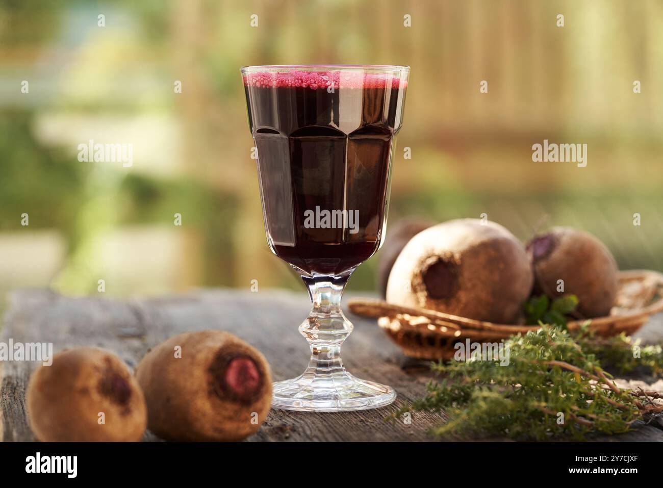 Rote Rübensaft im Glas, mit frischer Rote Bete im Freien Stockfoto