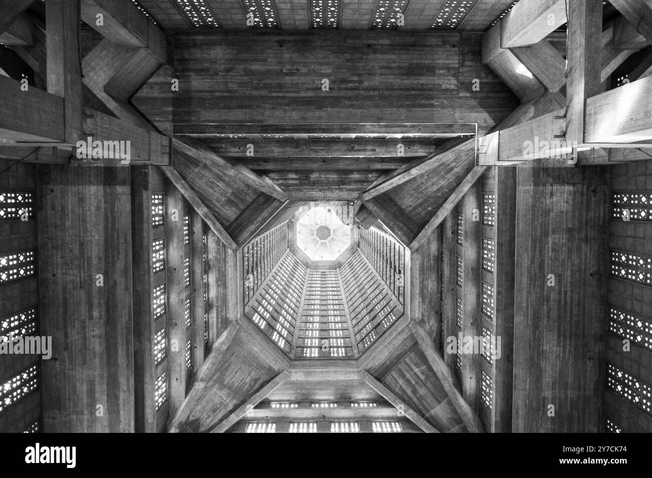 Katholische Kathedrale Saint-Joseph in Le Havre, Frankreich, Stadtzentrum. Gebaut aus Beton und entworfen von Auguste Perret nach dem Zweiten Weltkrieg. Stockfoto