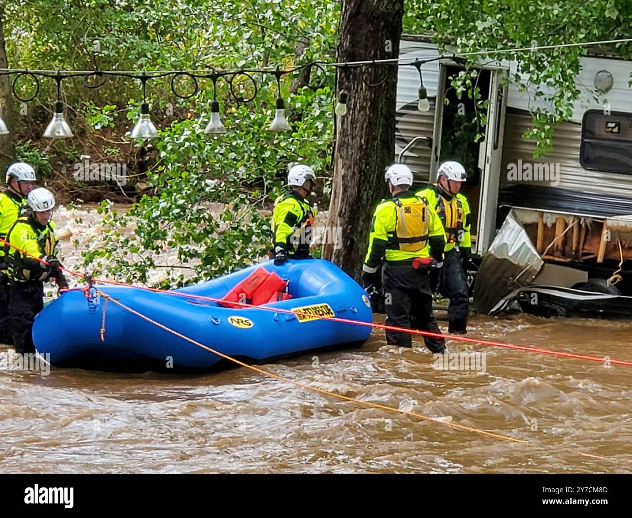 Haywood County, Usa. September 2024. Mitglieder der FEMA Massachusetts Task Force 1 führen Such- und Rettungsaktionen in Überschwemmungen durch, die vom Hurrikan Helene am 28. September 2024 im Haywood County, North Carolina verursacht wurden. Quelle: FEMA Visuals/FEMA/Alamy Live News Stockfoto