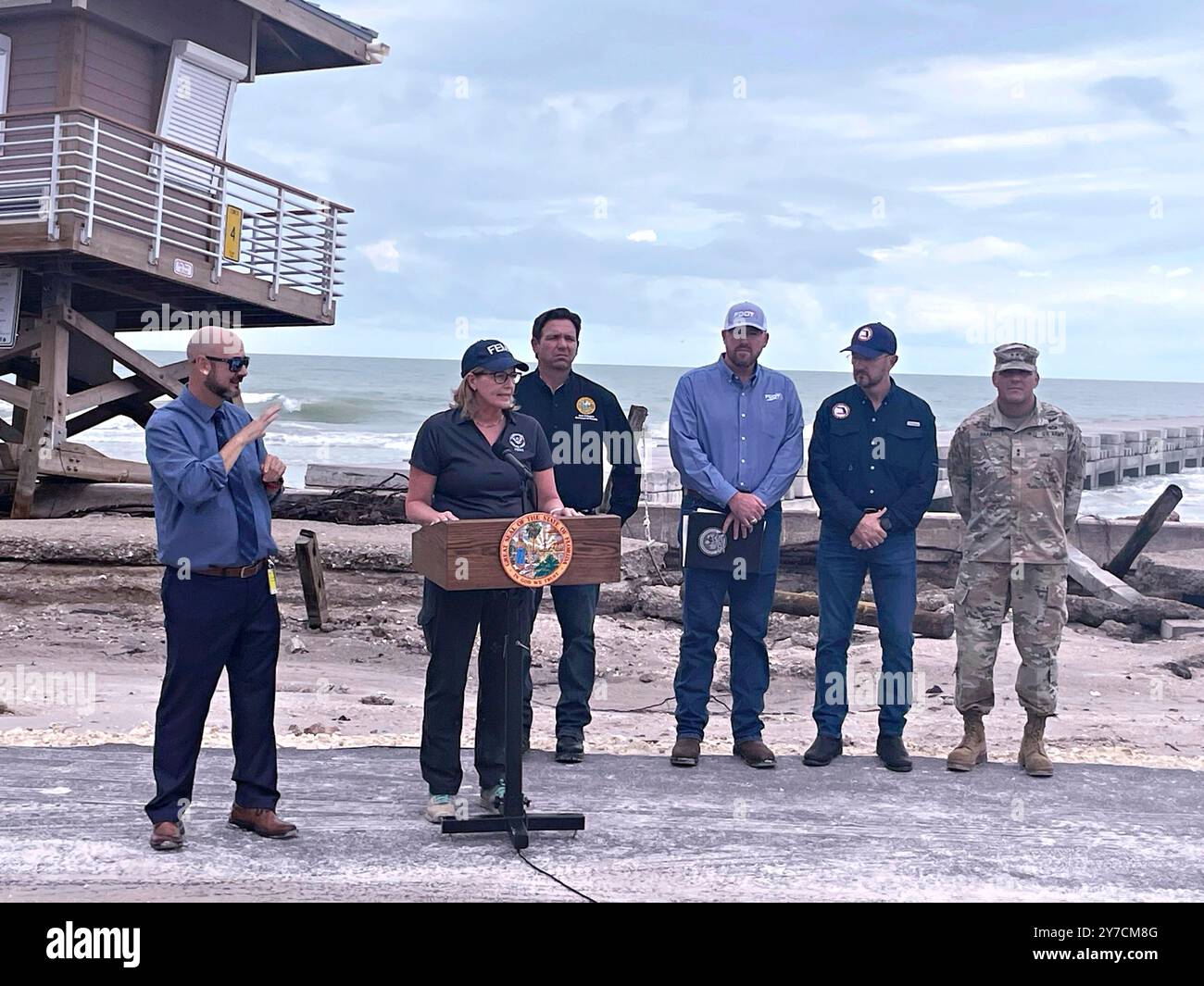 Dekle Beach, Usa. September 2024. FEMA-Verwaltungsrätin Deanne Criswell hält Bemerkungen zu den Reaktionsoperationen nach dem Hurrikan Helene vom 27. September 2024 in Dekle Beach, Florida. Von links: FEMA-Administrator Deanne Criswell, Florida-Gouverneur Ron DeSantis, Florida Division of Emergency Management Director Kevin Guthrie und FEMA Region 4 Administrator Robert Samaan und Generalmajor John D. Haas, Adjutant General von Florida. Quelle: Jaclyn Rothenberg/FEMA/Alamy Live News Stockfoto