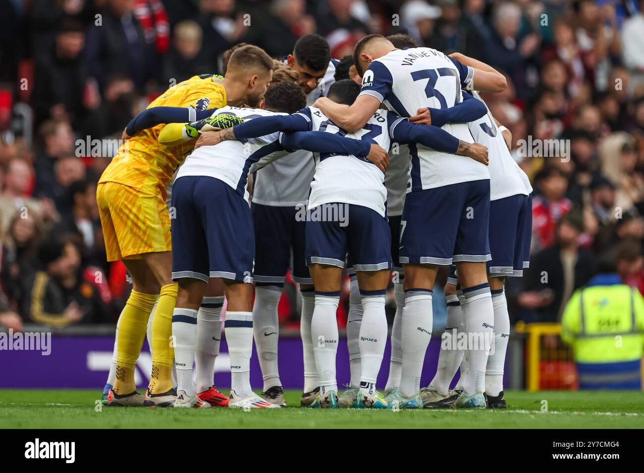 Das Team von Tottenham Hotspur steht vor dem Premier League-Spiel Manchester United gegen Tottenham Hotspur in Old Trafford, Manchester, Großbritannien, 29. September 2024 (Foto: Mark Cosgrove/News Images) in, am 29. September 2024. (Foto: Mark Cosgrove/News Images/SIPA USA) Credit: SIPA USA/Alamy Live News Stockfoto