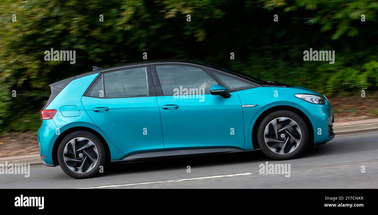 Milton Keynes, Großbritannien - 29. September 2024: 2021 türkisfarbenes Volkswagen ID3 Life Elektroauto auf einer britischen Straße Stockfoto
