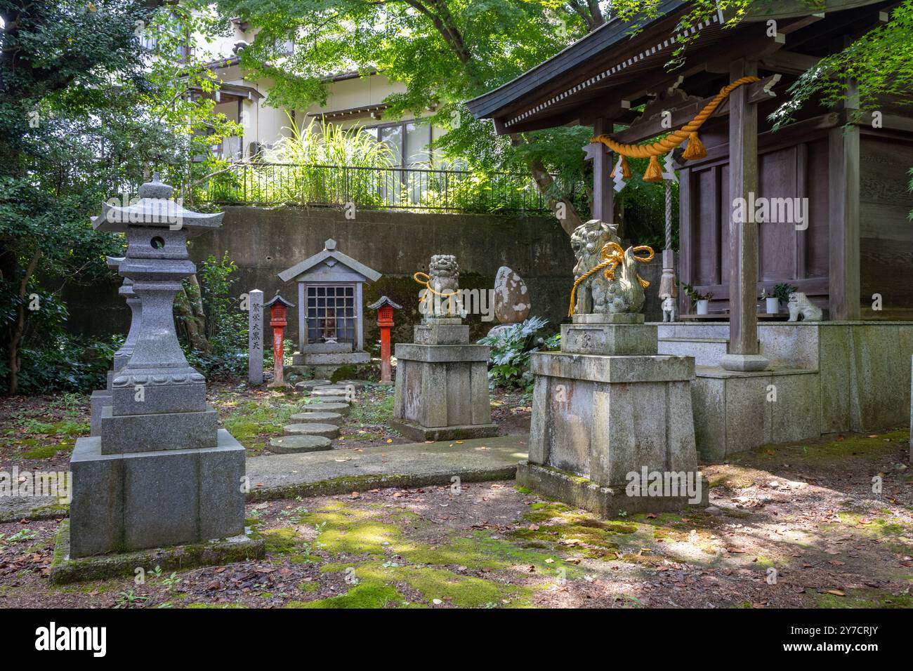 Heiliges Seil oder Shimenawa und Zickzack-Streamer oder shide am kleinen lokalen shinto-Schrein in Kanazawa, Japan Stockfoto