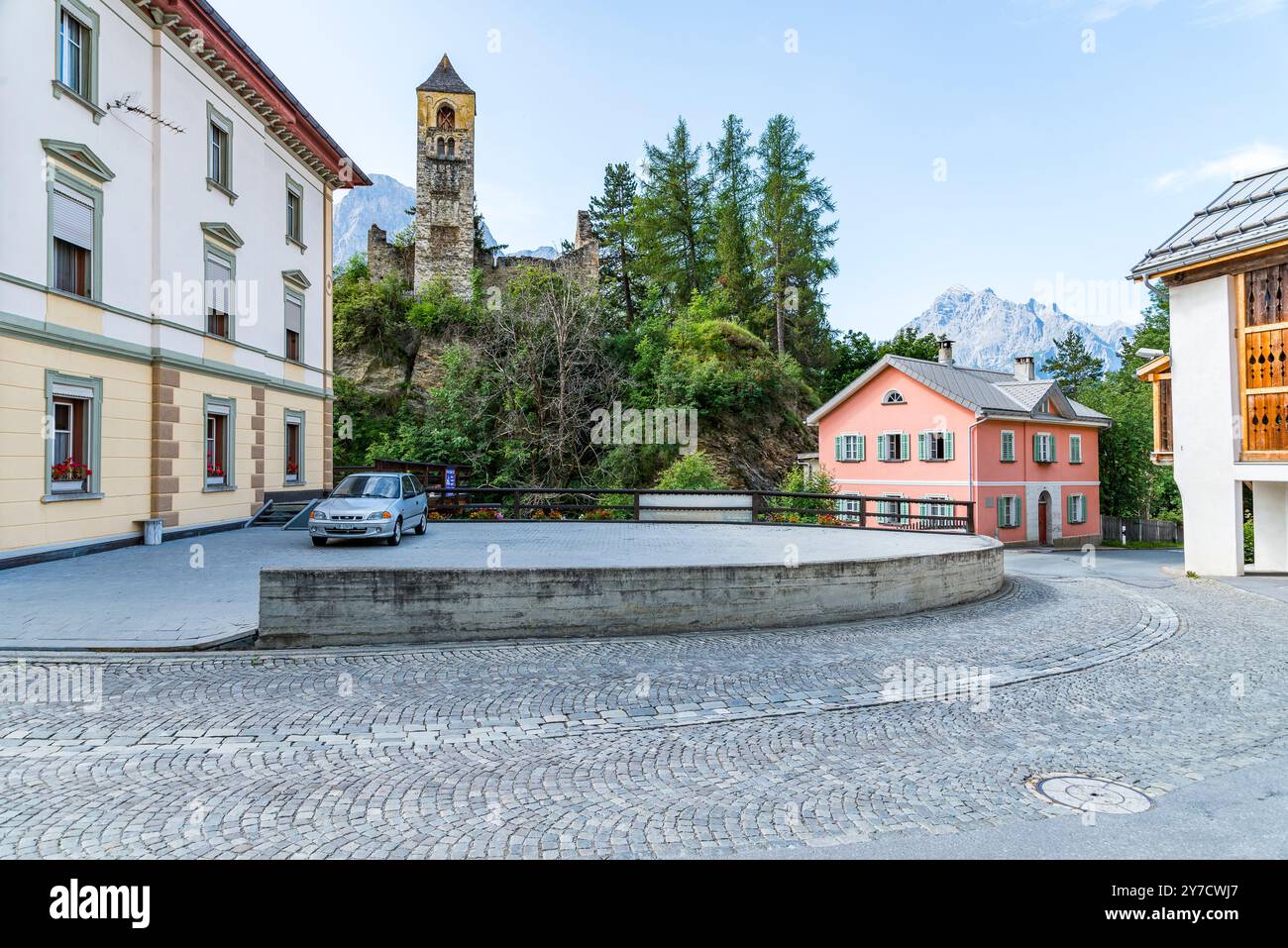 Kirche im Dorf Sent, geschütztes Kulturerbe, Graubünden, Schweiz Stockfoto