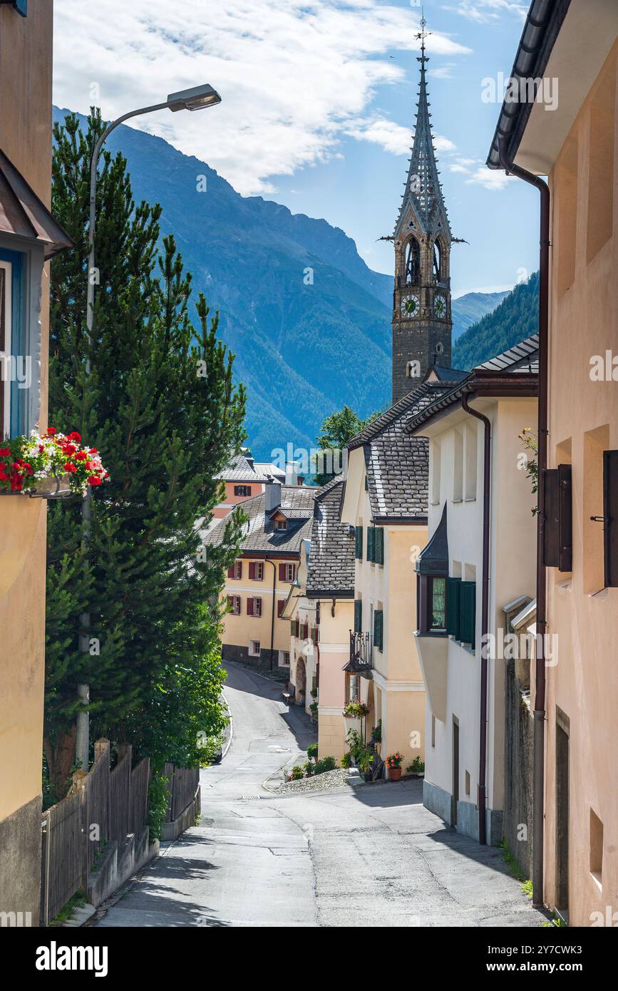 Kirche im Dorf Sent, geschütztes Kulturerbe, Graubünden, Schweiz Stockfoto