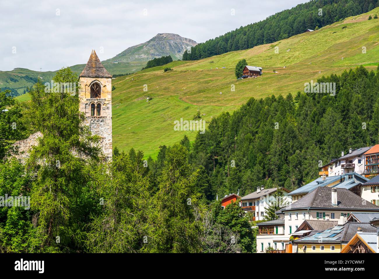 Kirche im Dorf Sent, geschütztes Kulturerbe, Graubünden, Schweiz Stockfoto