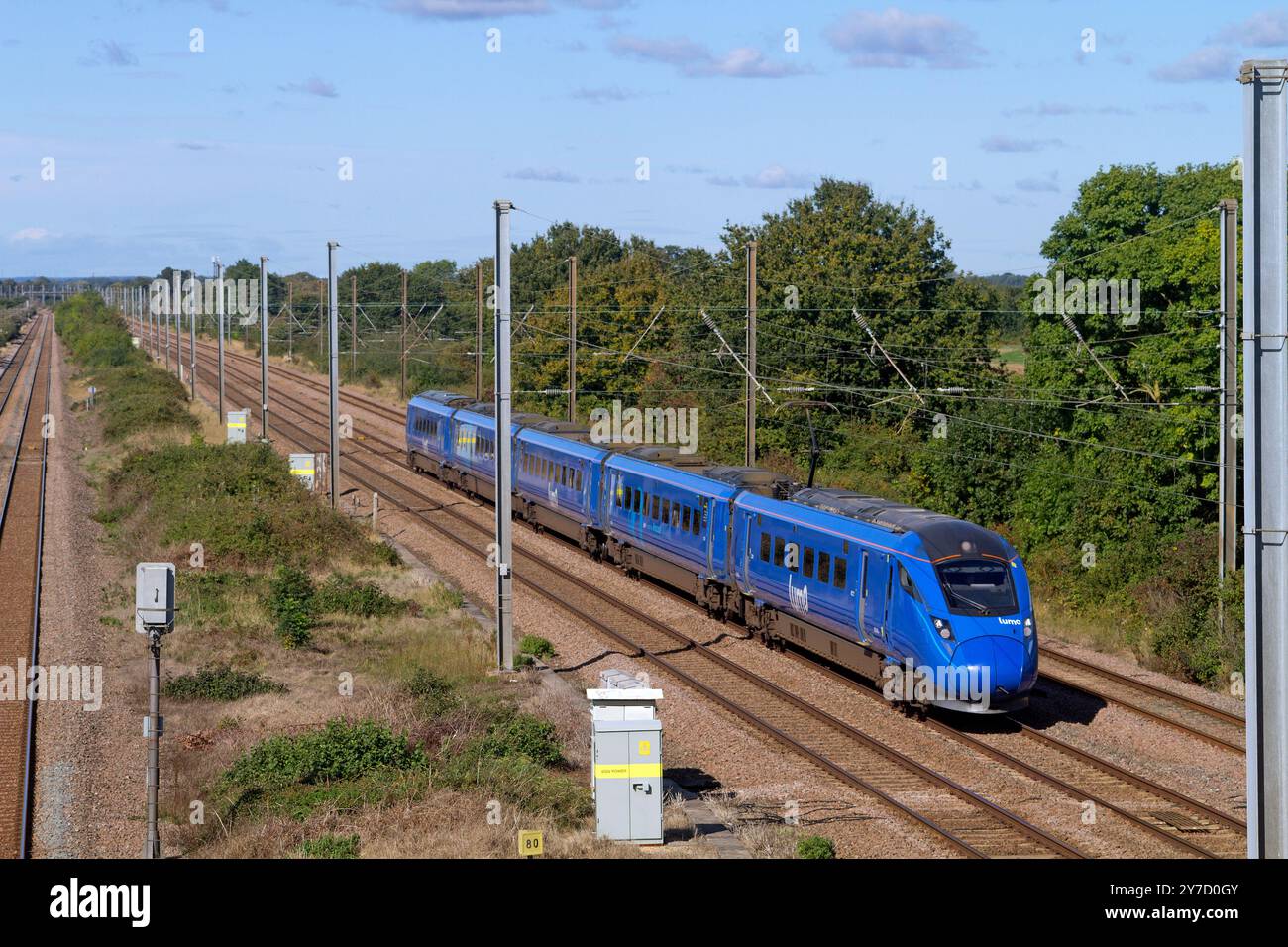 Ein elektrisches Triebwerk der Baureihe 803 AT300 mit der Nummer 803004, das die Linie 1E82 10:22 von Newcastle nach London Kings Cross Lumo in Marholm verkehrt. Stockfoto