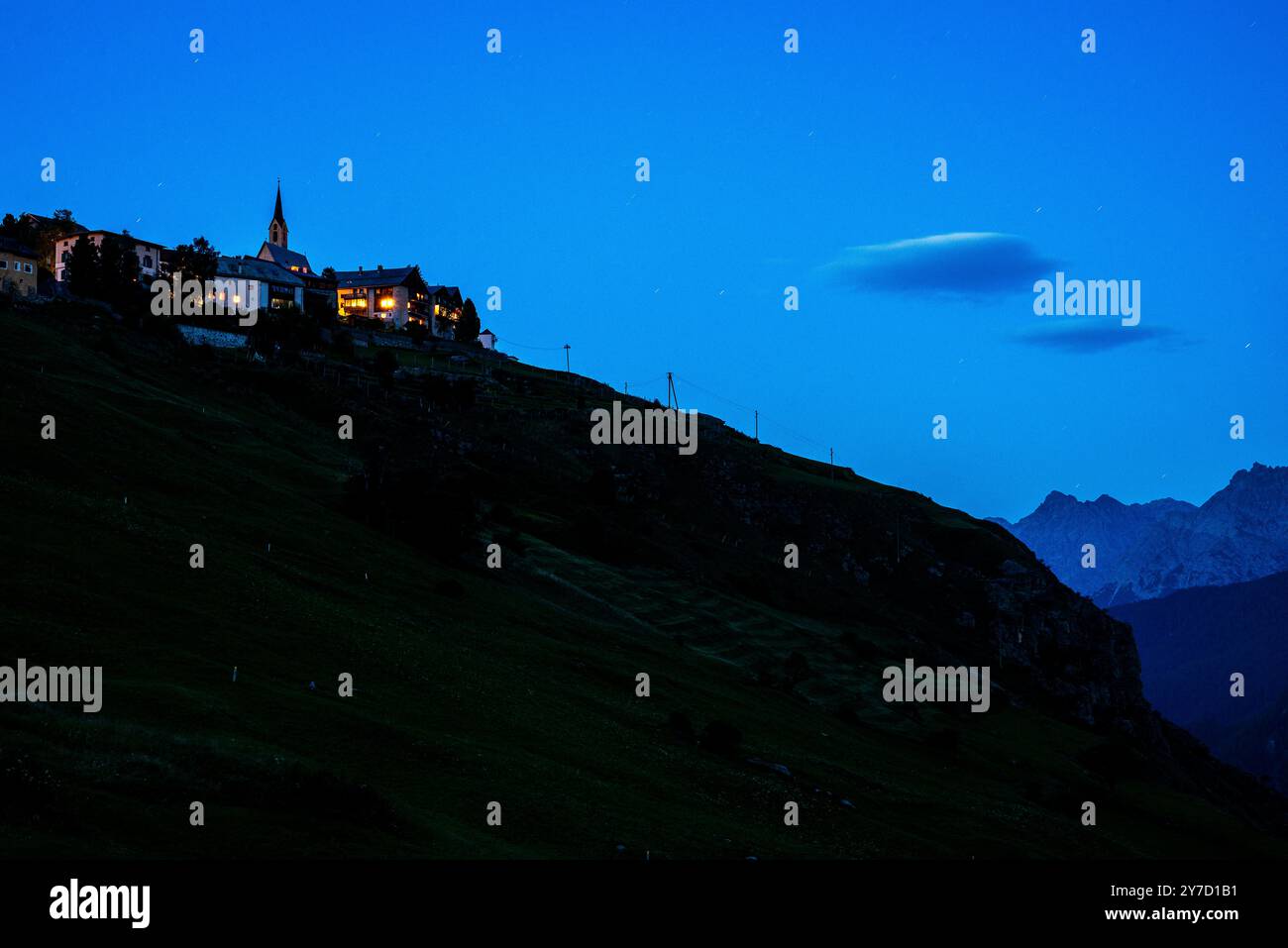 Guarda Village at Night, geschütztes Kulturerbe auf seiner Landzunge, Graubünden, Schweiz Stockfoto