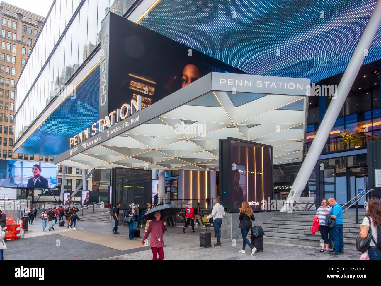 New York, NY – USA – 26. September 2024 der elegante Eingang zur Penn Station in New York City mit hellen digitalen Bildschirmen, modernen Designelementen und Menschen Stockfoto