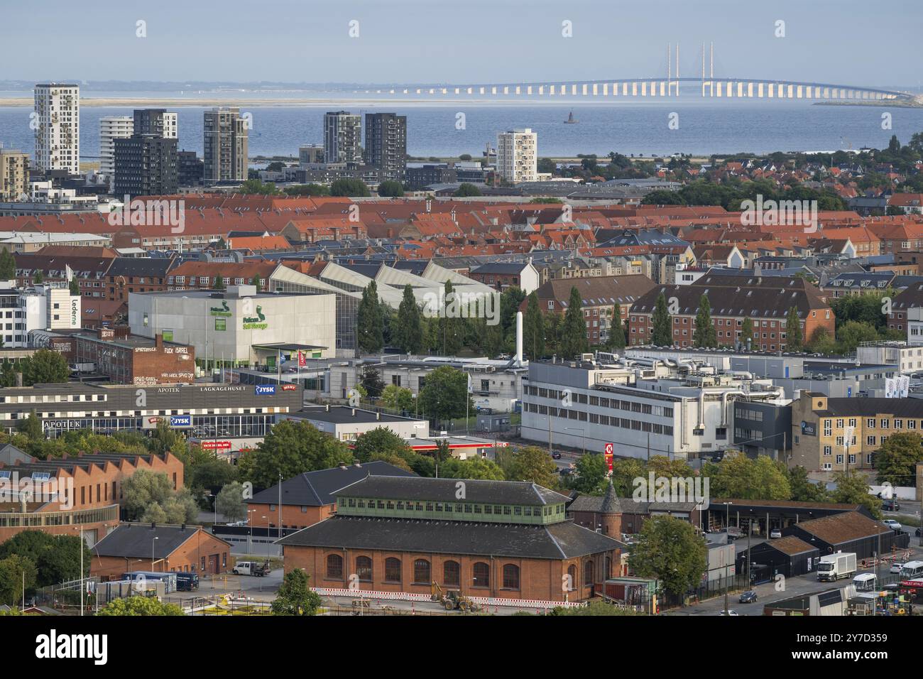 Blick von der vor Frelsers Kirke auf die Insel Amager und die Oresund Brücke oder Oresundsbron, Kopenhagen, Dänemark, Europa Stockfoto