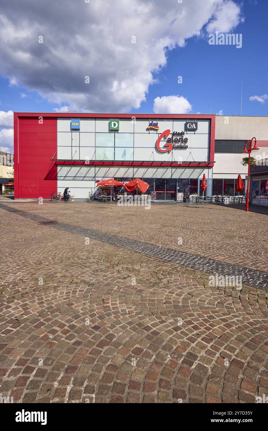 Einkaufszentrum Stadtgalerie Datteln mit Tedi, Deichmann, dm-Markt und Modegeschäft C und A in der Fußgängerzone Datteln, Ruhrgebiet, Recklinghau Stockfoto