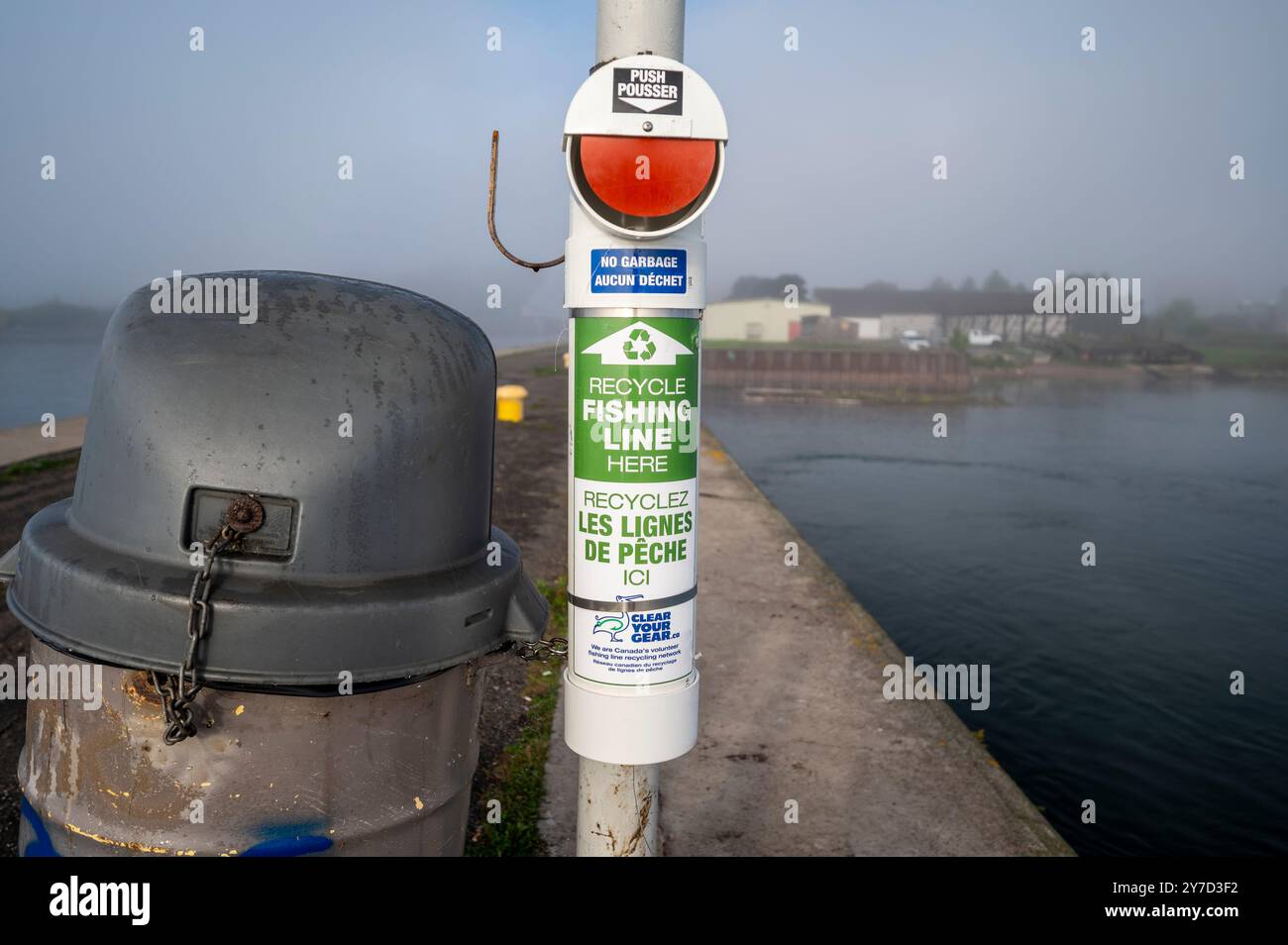 Fishing Line Recycling Center am Pier zur Förderung einer sauberen Umwelt und zum Schutz von Fisch und Wassertieren Stockfoto