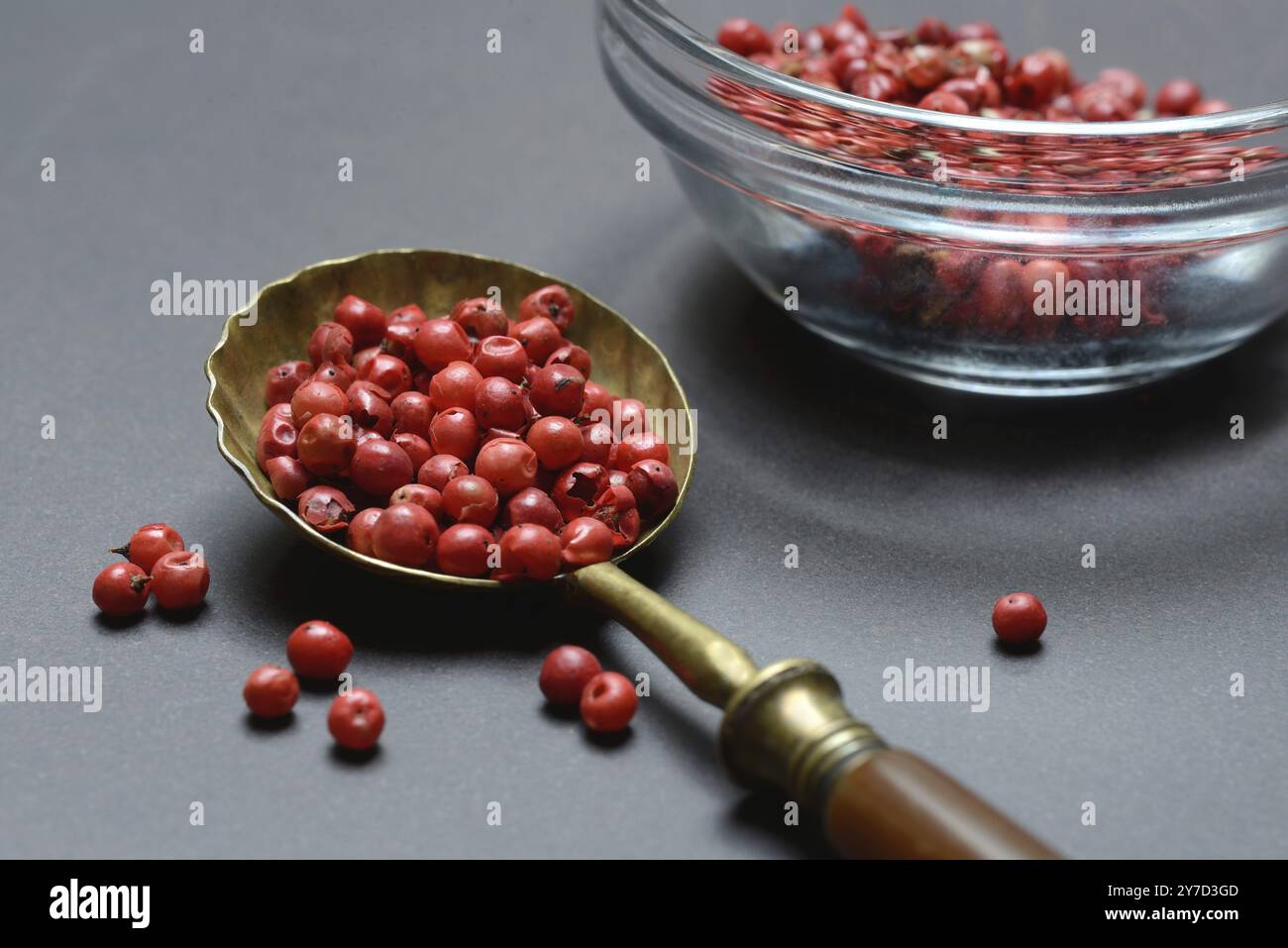 Rosa Pfefferbeeren, roter Pfeffer im Löffel, Schinus-Beeren Stockfoto