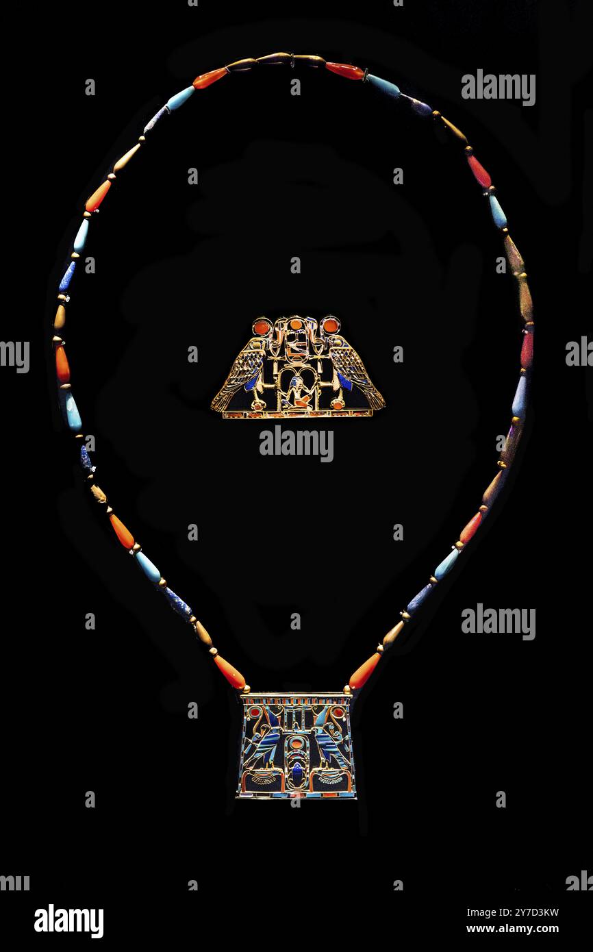 Anhänger Halskette von Prinz Sathathor und Pektoral mit der Kartusche von Sesostris II. Aus der Ausstellung: Ramses der große und das Gold des Pharao Stockfoto