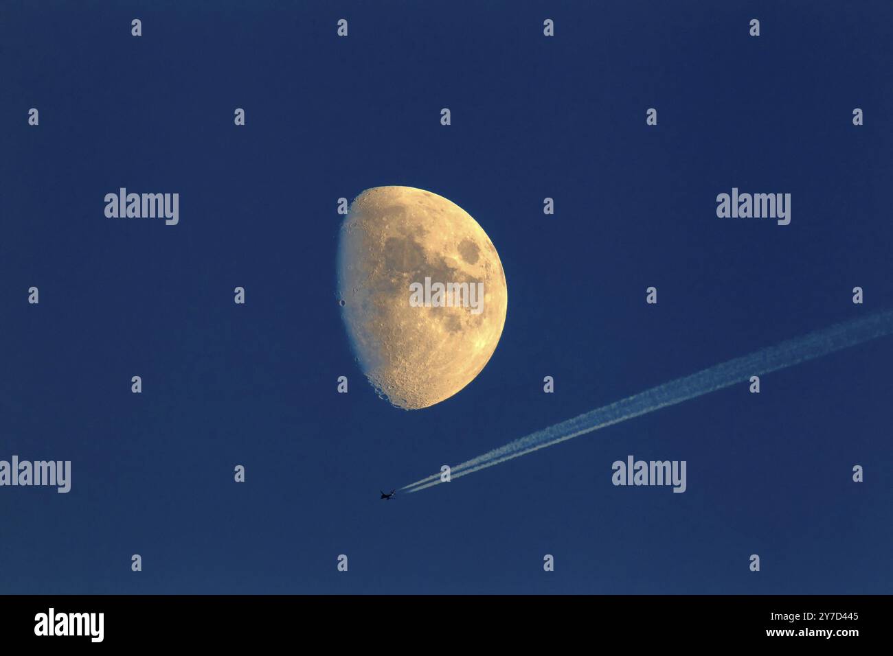 Mond, Luna, Sichel, Wachsen, Nacht, Dunkelheit, Planeten, Sonnensystem, Mondphase, mit Flugzeug, Ellerstadt, Deutschland, Europa Stockfoto