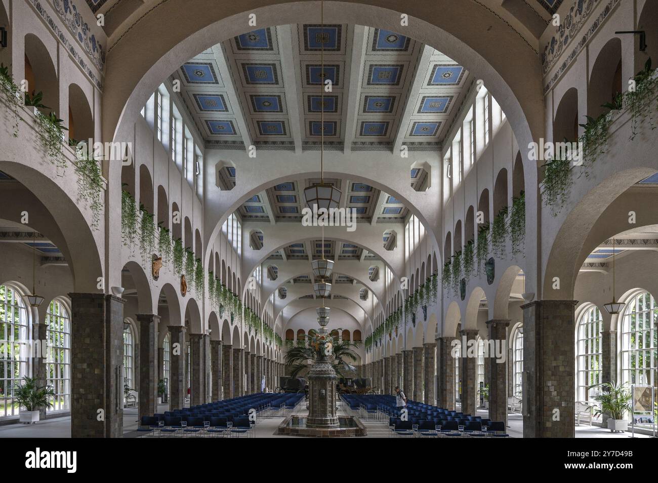 Promenadenhalle mit Brunnenhaus mit dekorativem Jugendstilkeramikbrunnen aus Majolikafliesen, Kissingen Spa, 1842 eröffnet, ersetzt b Stockfoto