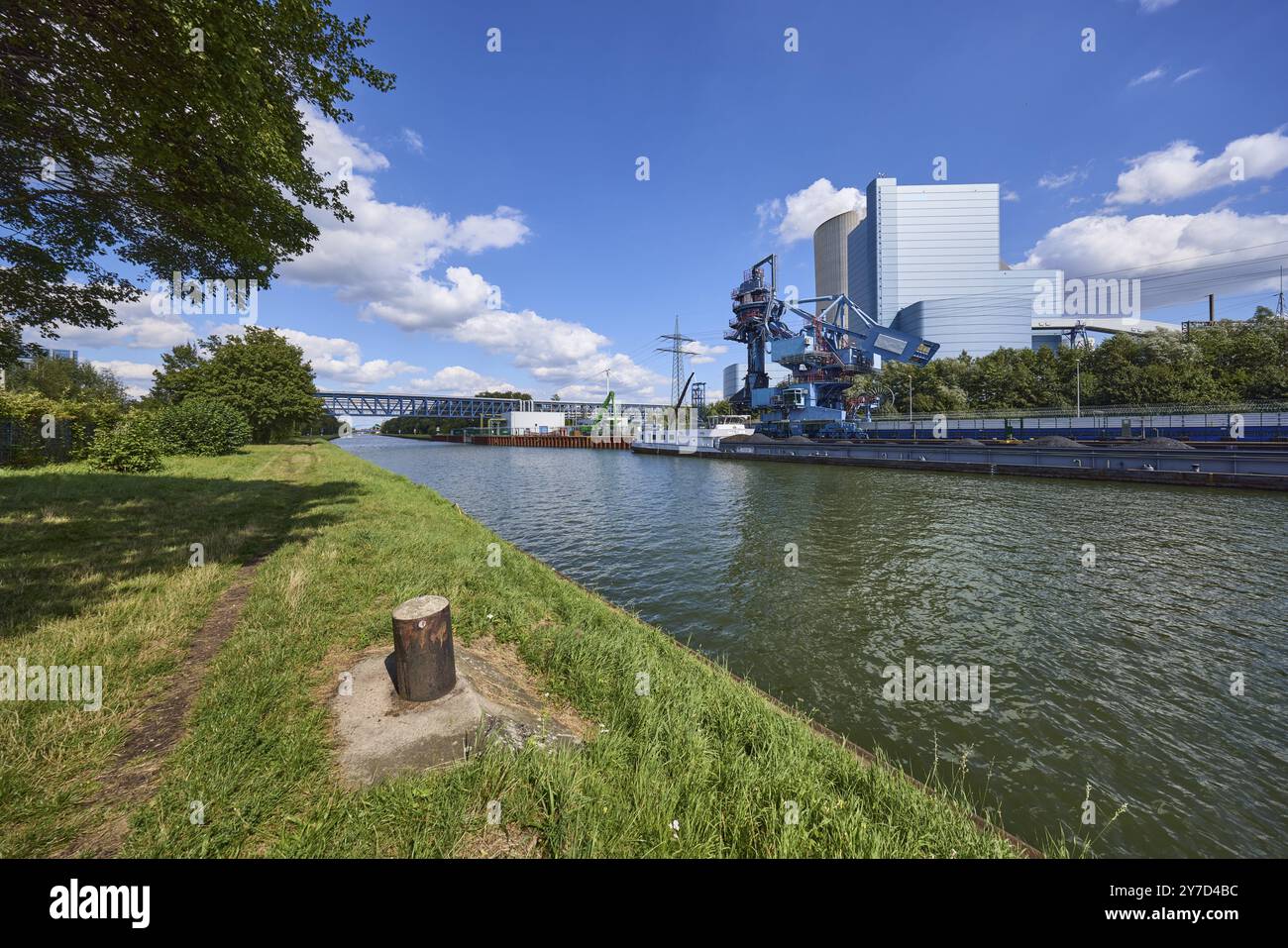 Dortmund-Ems-Kanal mit Poller und Kohlekraftwerk Datteln 4 unter blauem Himmel mit Kumuluswolken in Datteln, Ruhrgebiet, Recklinghausen Stockfoto