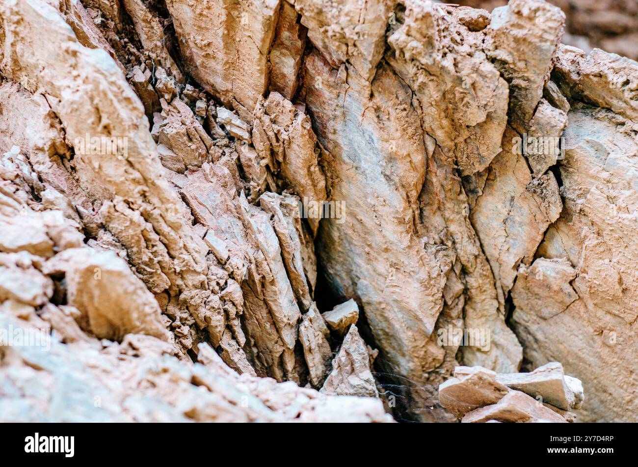 Nahaufnahme natürlicher Gesteinsschichten mit detaillierten Texturen Stockfoto