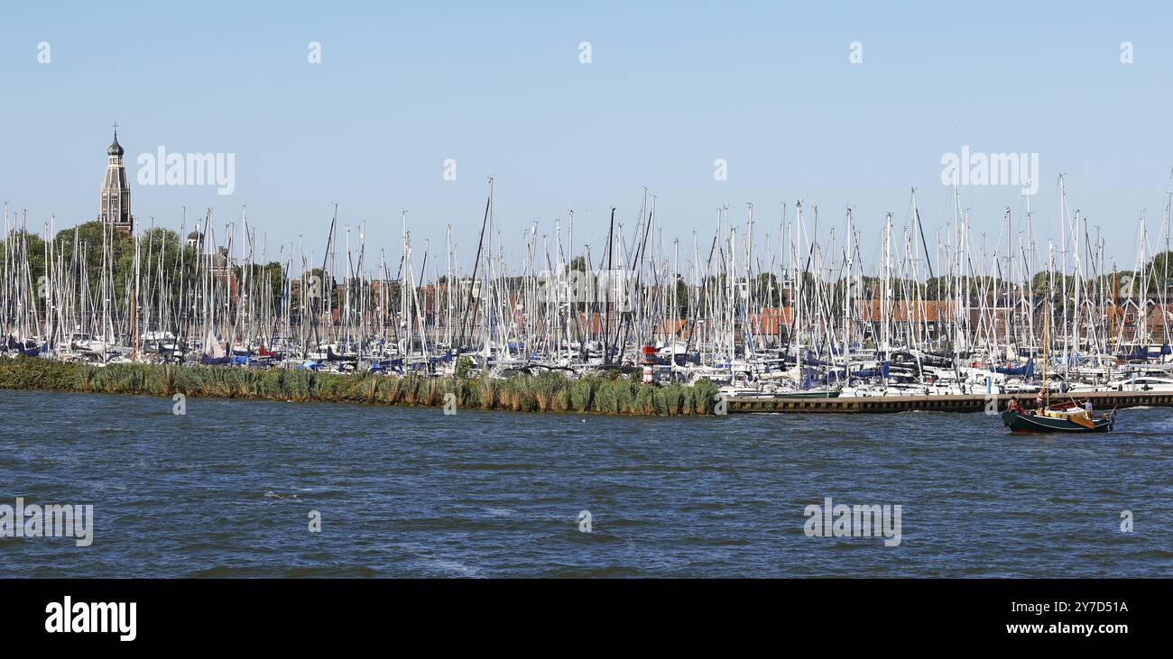 Enkhuizen Marina mit Turm der Zuiderkerk Kirche, Enkhuizen, Nordholland, Westfriesland, Niederlande Stockfoto