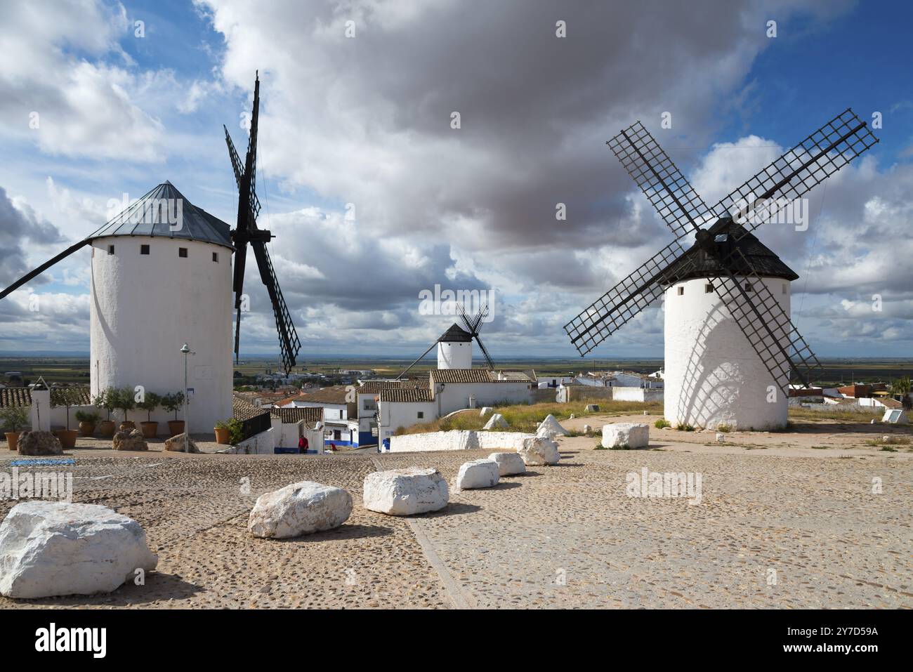 Drei Windmühlen in einem Dorf unter bewölktem Himmel, Campo de Criptana, Provinz Ciudad Real, Castilla-La Mancha, Don Quijote Route, Spanien, Europa Stockfoto