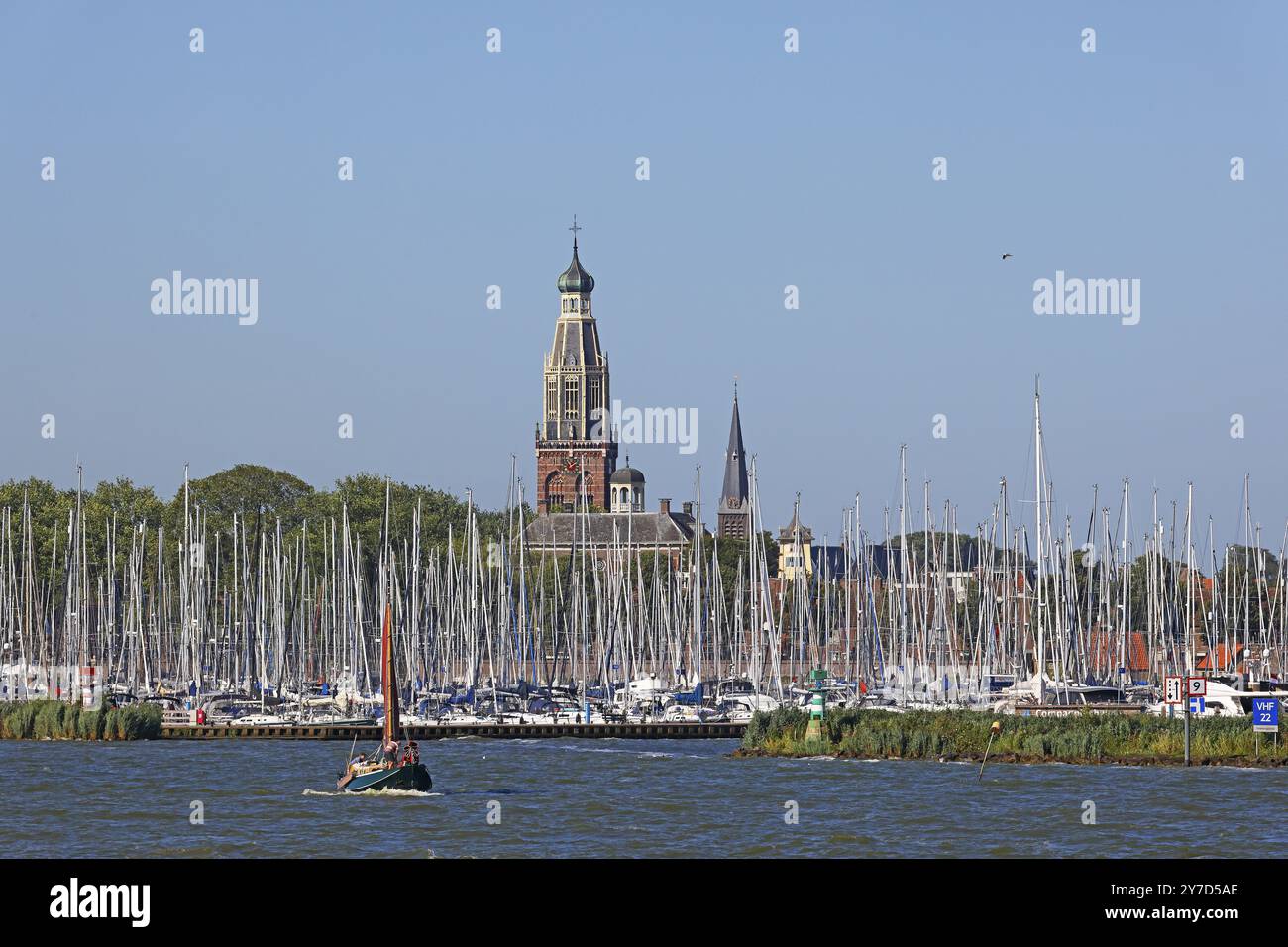 Enkhuizen Marina, großer Turm der Zuiderkerk Kirche, Enkhuizen, Nordholland, Westfriesland, Niederlande Stockfoto
