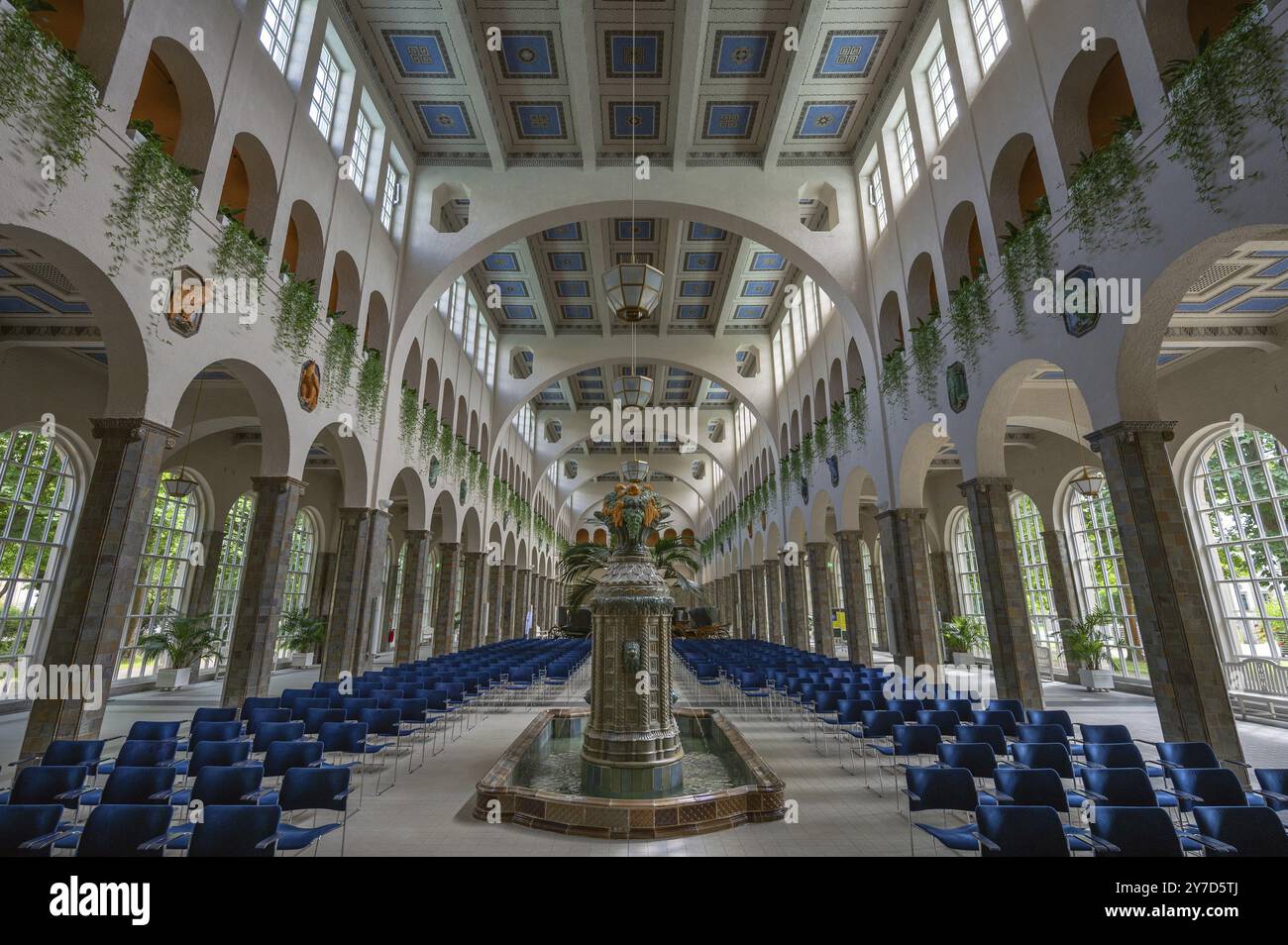 Promenadenhalle mit Brunnenhaus mit dekorativem Jugendstilkeramikbrunnen aus Majolikafliesen, Kissingen Spa, 1842 eröffnet, ersetzt b Stockfoto