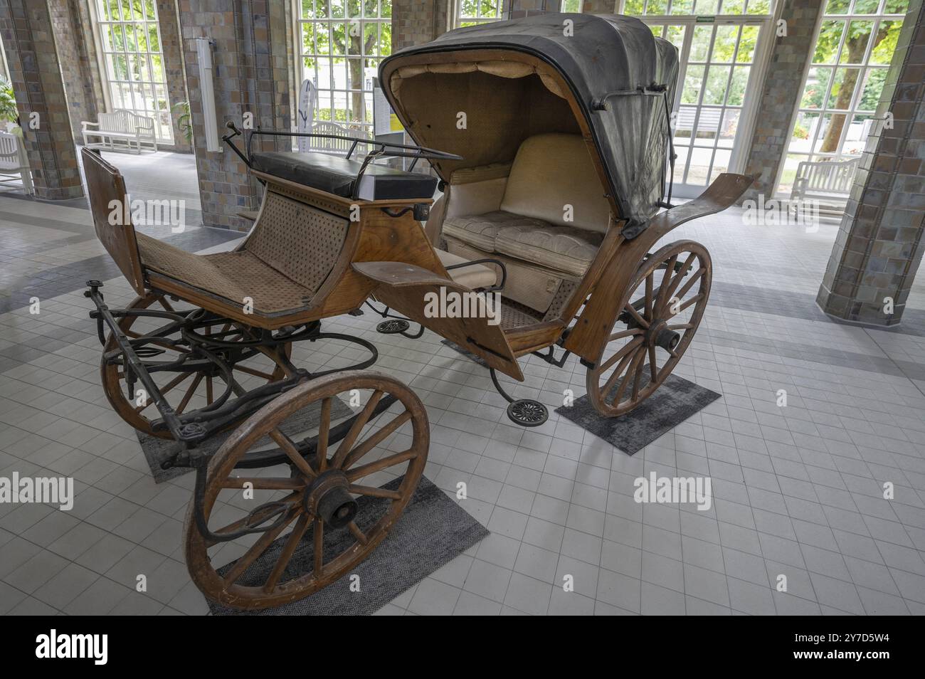 Historische Kutsche um 1650, Ausstellung im Brunnenhaus Heilbad Kissingen, Bad Kissingen, Niederfranken, Bayern, Deutschland, Europa Stockfoto