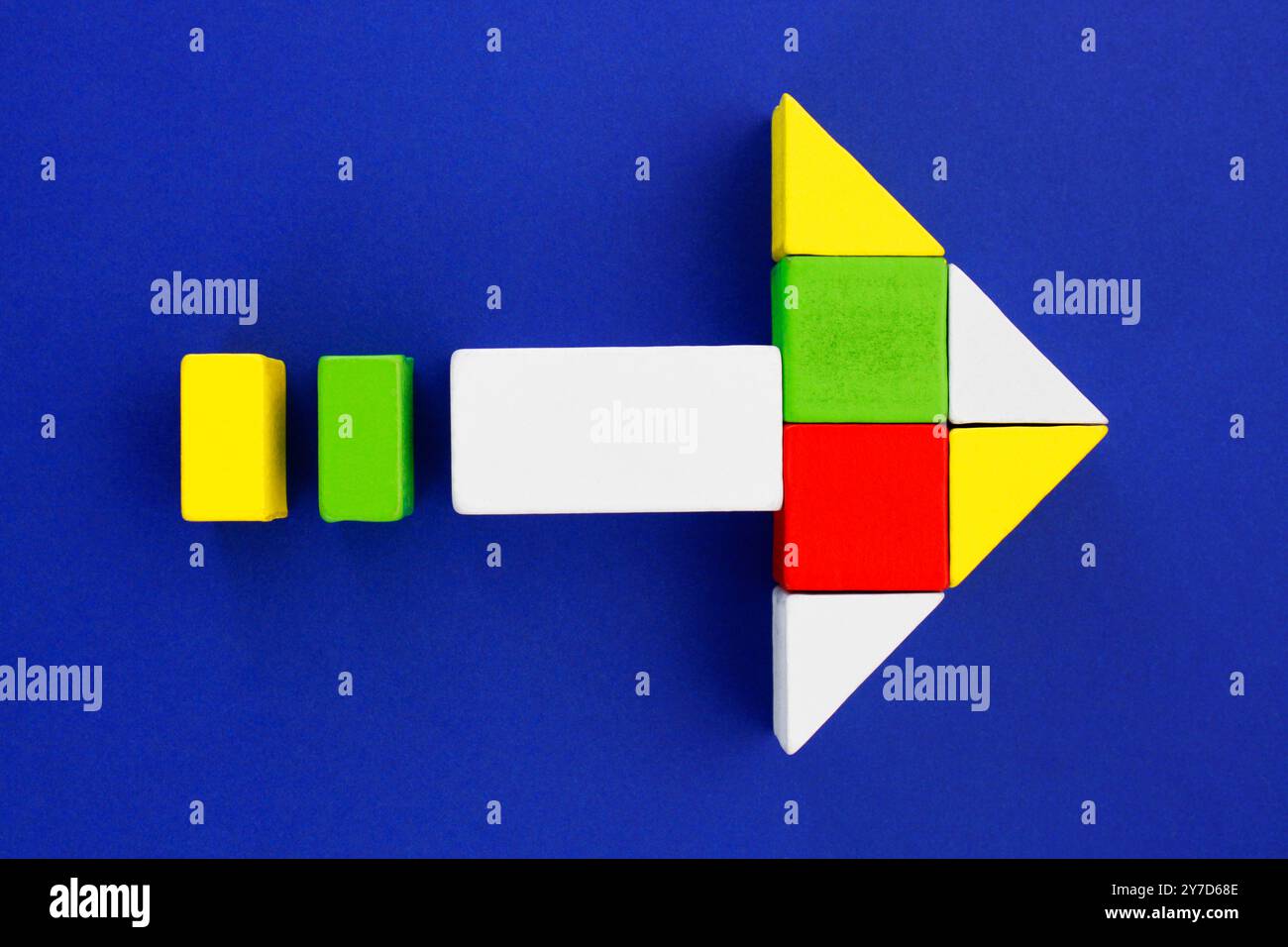 Bunte geometrische Figuren, die einen Pfeil bilden Stockfoto