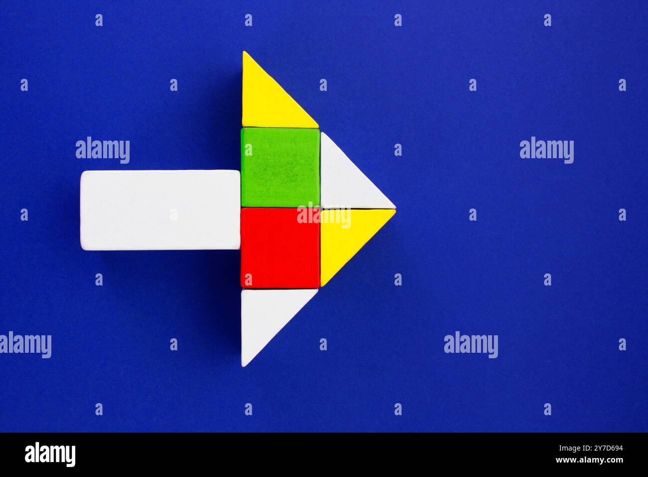Pfeil geformt mit bunten geometrischen Figuren Stockfoto