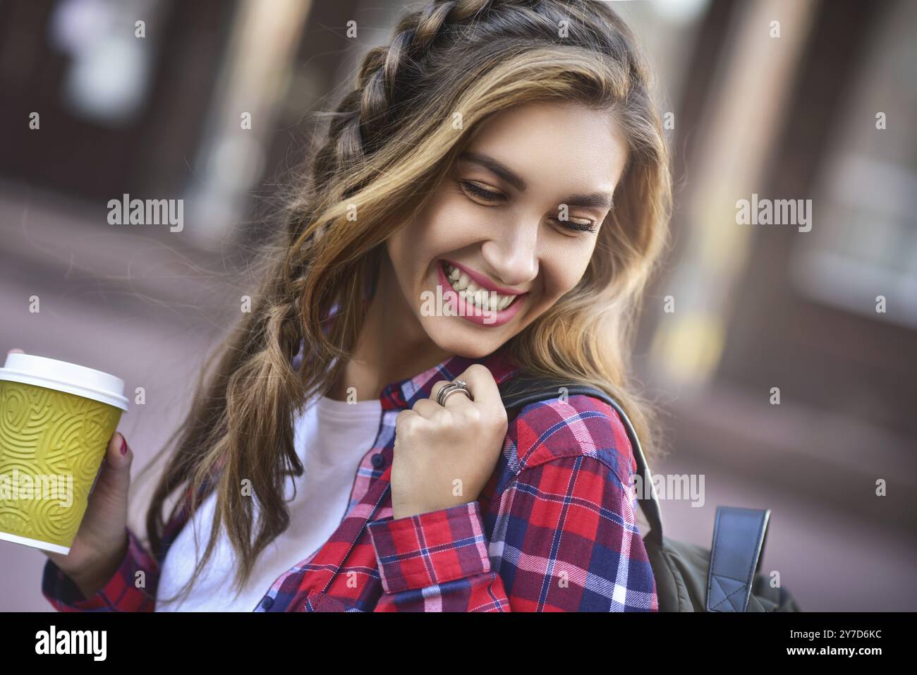 Tolles Mädchen im urbanen Stil spazieren Sie durch die Stadt mit Kaffee Stockfoto