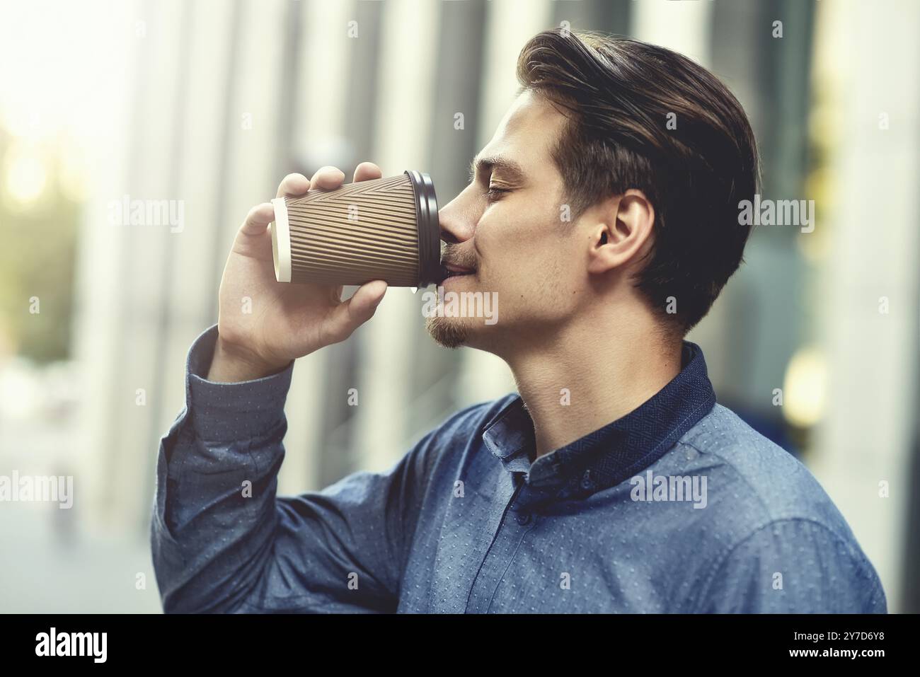 Männer trinken Kaffee. Close-up der Männer trinken Kaffee im Freien Stockfoto