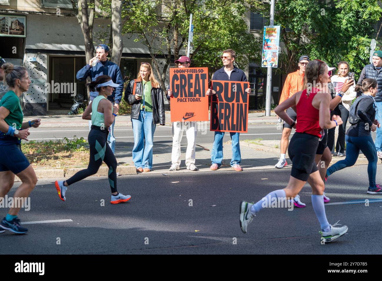 Berlin 29. September 2024: Tausende Teilnehmer nehmen am 50. Berlin Marathon Teil. Stockfoto