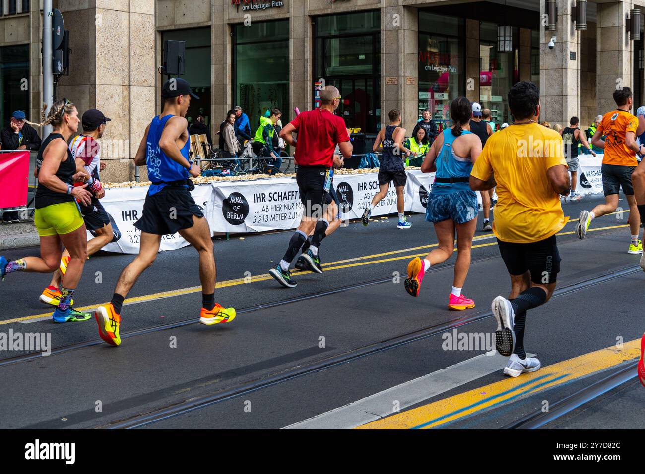 Berlin 29. September 2024: Tausende Teilnehmer nehmen am 50. Berlin Marathon Teil. Stockfoto