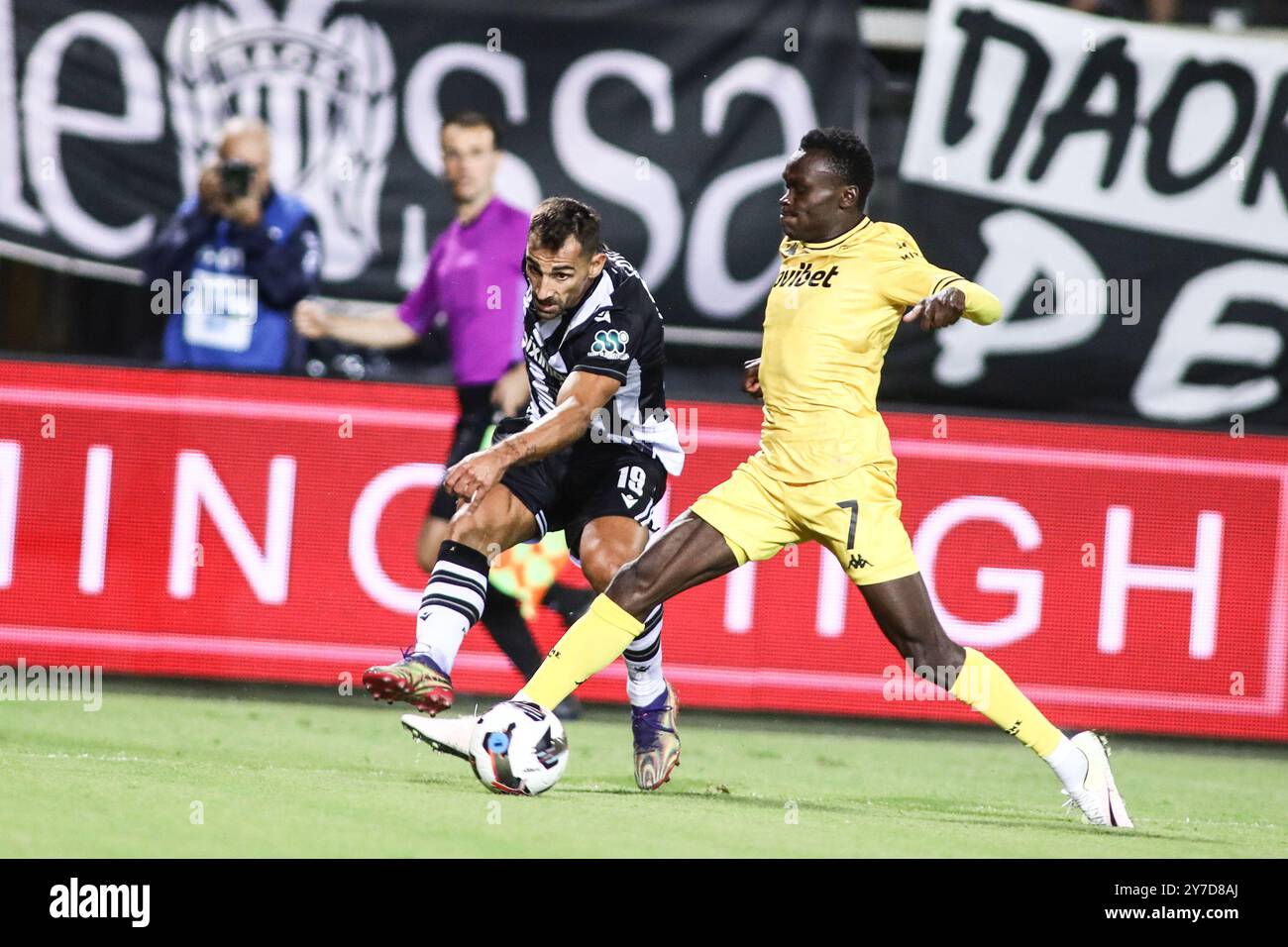 Thessaloniki, Griechenland. September 2024. PAOK's Jonny Otto (links) und Aris Pione Sisto (rechts) in Aktion während eines superliga-Spiels zwischen PAOK FC und Aris FC. Aris gewann das Spiel mit 0:1. (Kreditbild: © Giannis Papanikos/ZUMA Press Wire) NUR REDAKTIONELLE VERWENDUNG! Nicht für kommerzielle ZWECKE! Stockfoto