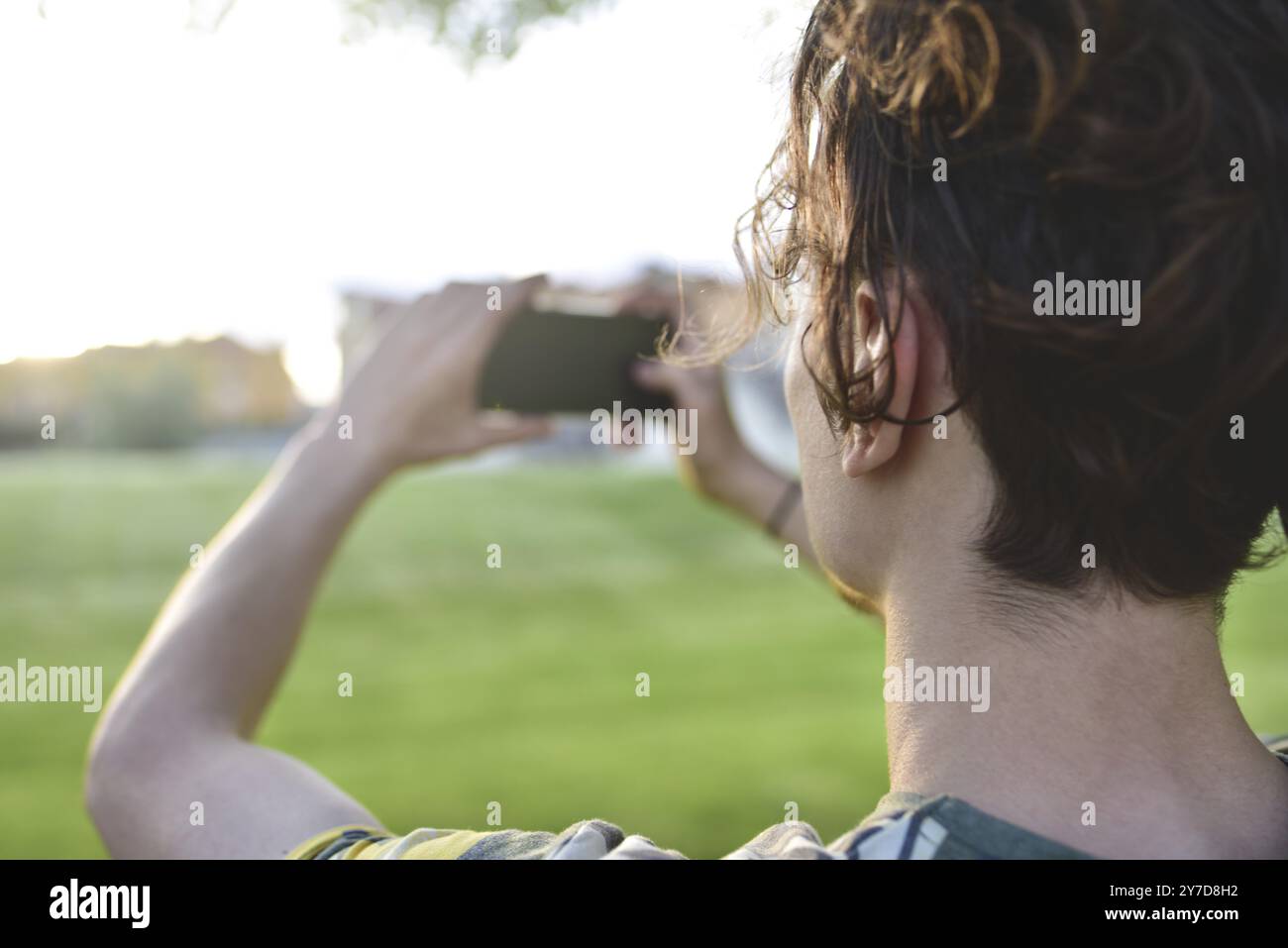 Ein Nahaufnahme-Typ macht Fotos von der Natur, schöne Aussichten auf seinem Smartphone. Sommerstimmung Stockfoto