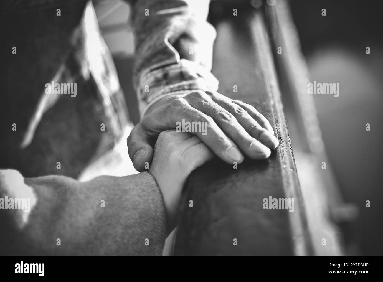 Hand in Hand. Mann und Frau von Händen in der Stadt Stockfoto