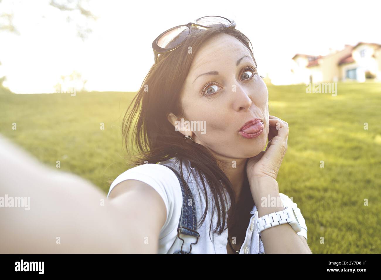 Spaß Emotion, erwachsene Frau mit Spaß in der Natur, wobei selfie. Spaß Stockfoto