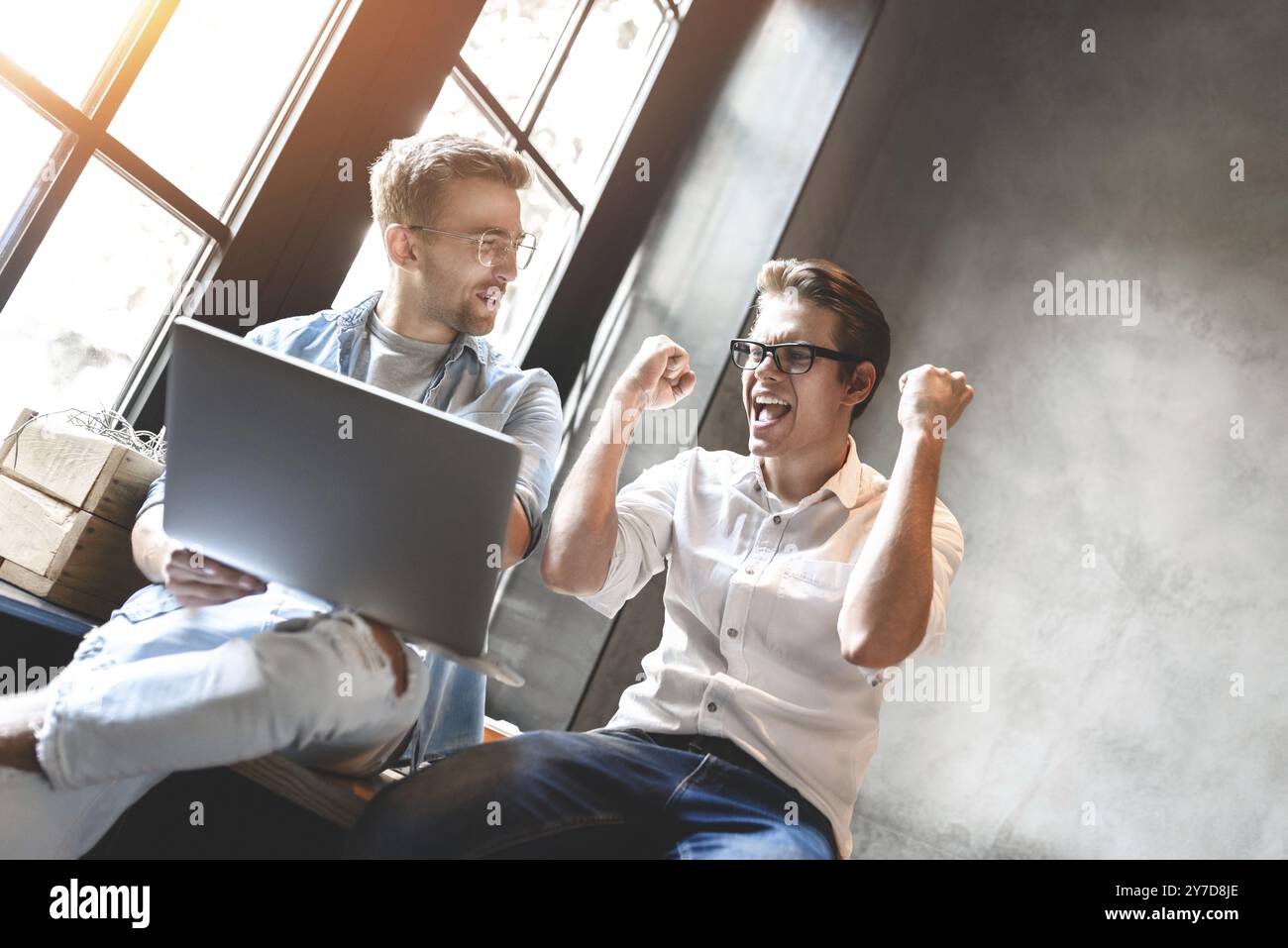 Kreative treffen sich in informeller Atmosphäre an einem Tisch im Design Studio. Aufnahme von Geschäftsleuten, die ein Meeting im Büro haben Stockfoto