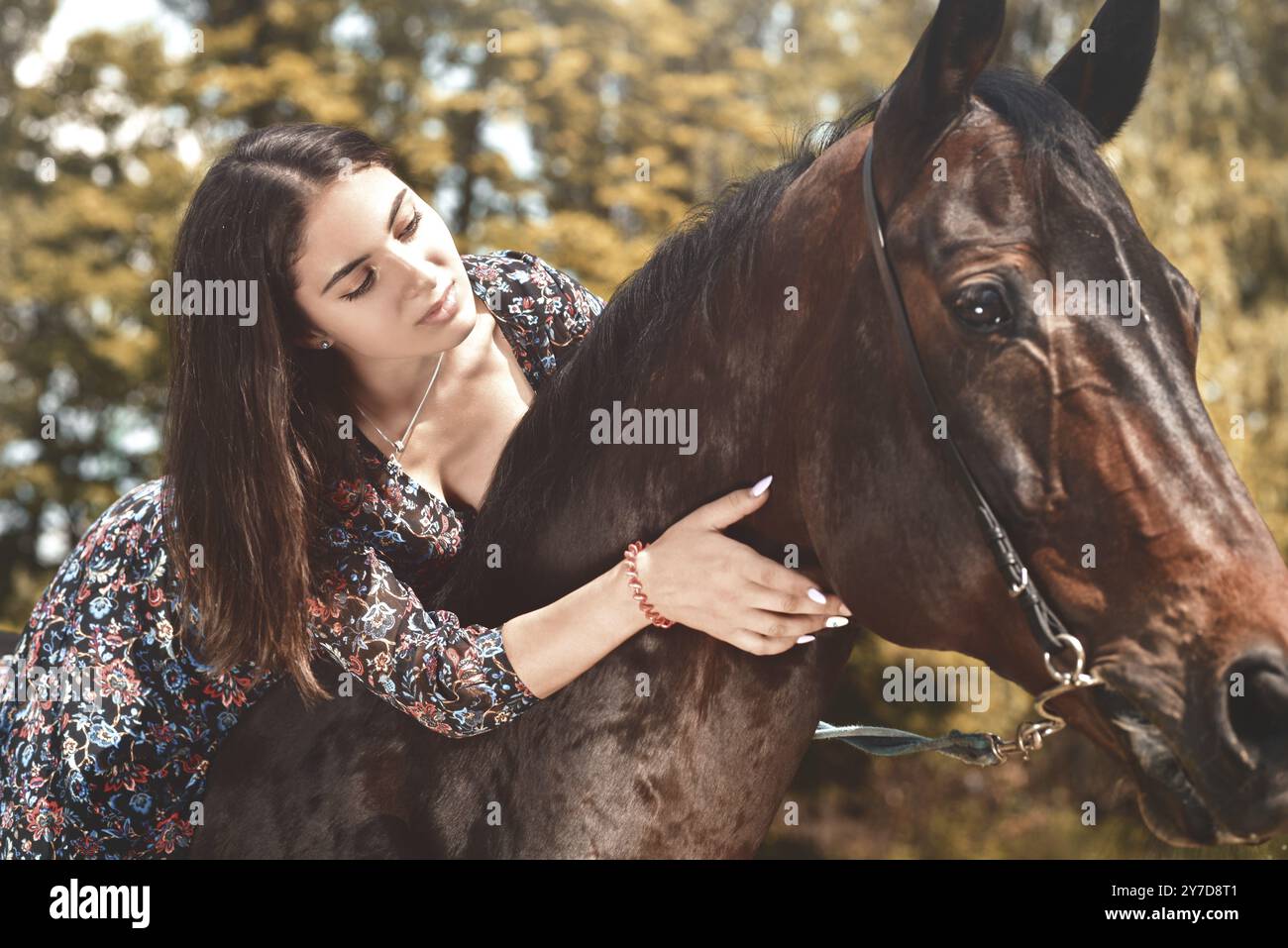 Ziemlich Hispanic brunette ihr Pferd, eine Umarmung, beim Reiten im Wald Stockfoto