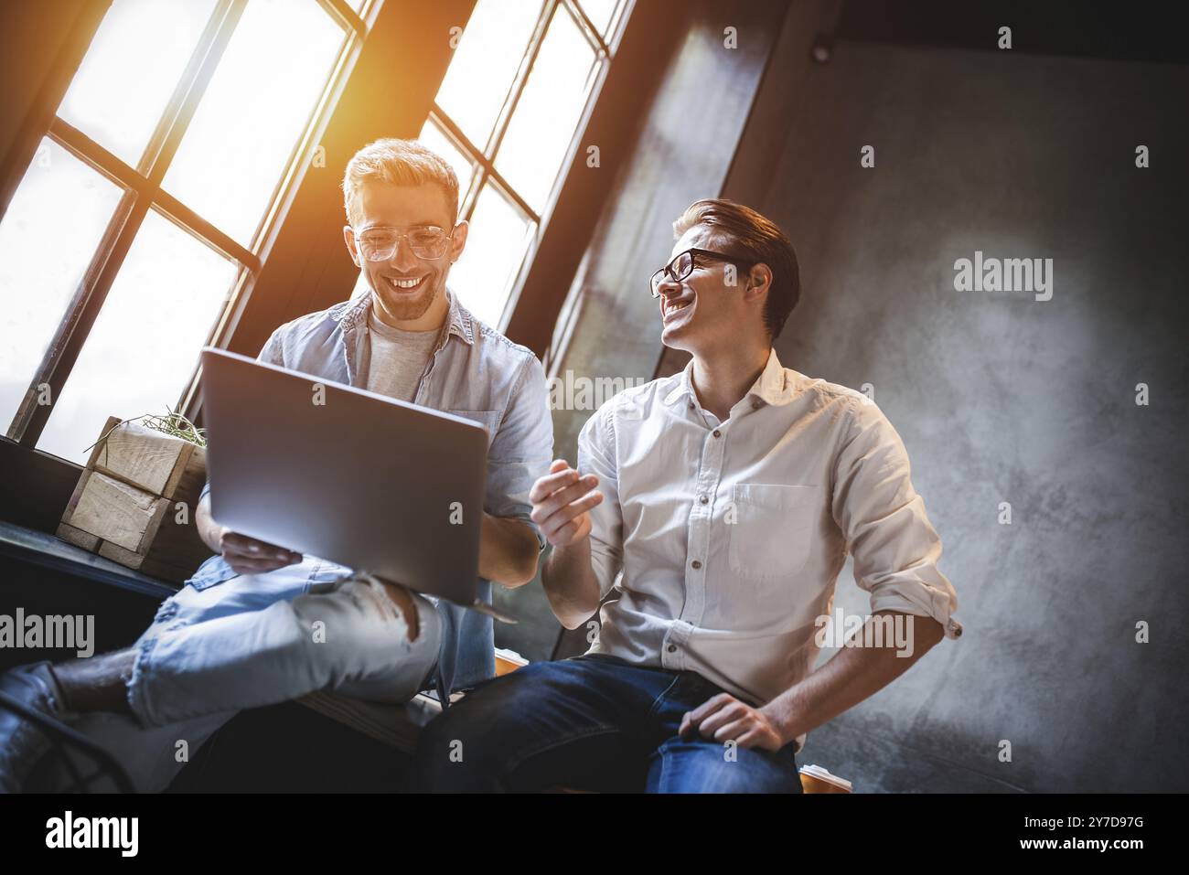 Kreative treffen sich in informeller Atmosphäre an einem Tisch im Design Studio. Aufnahme von Geschäftsleuten, die ein Meeting im Büro haben Stockfoto