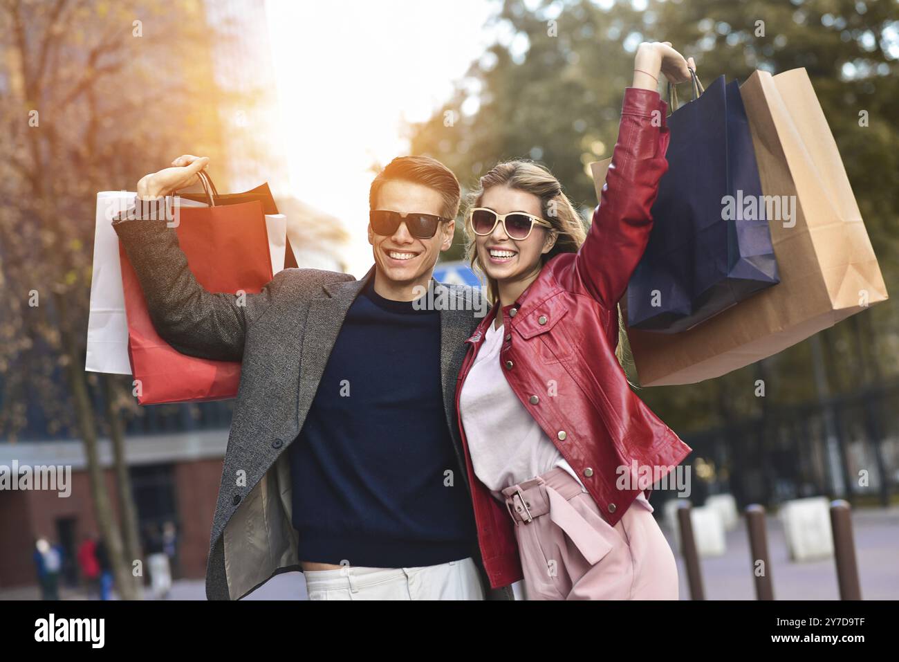 Porträt eines Paares mit Einkaufstaschen in der Stadt. Menschen, Verkauf, Liebe und Glück Konzept Stockfoto