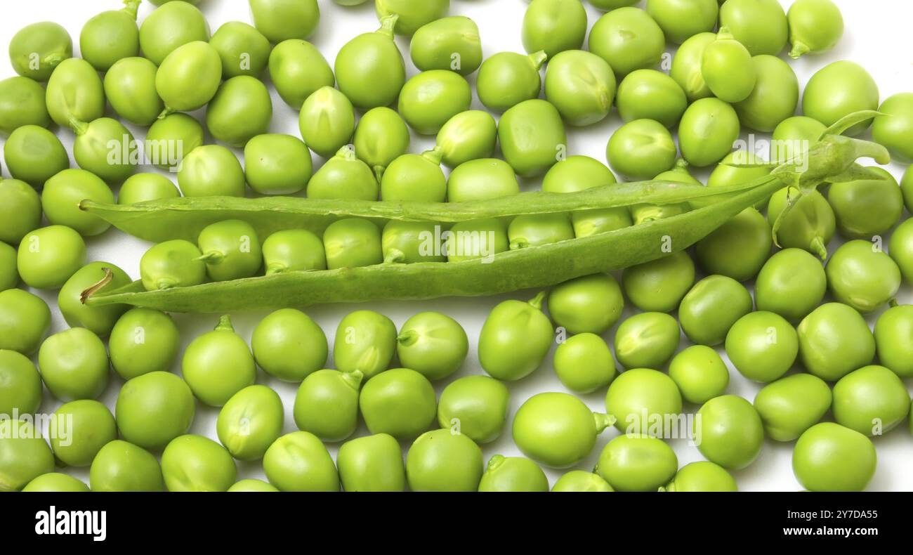 Süße Erbsen auf weißem Hintergrund verstreut Stockfoto