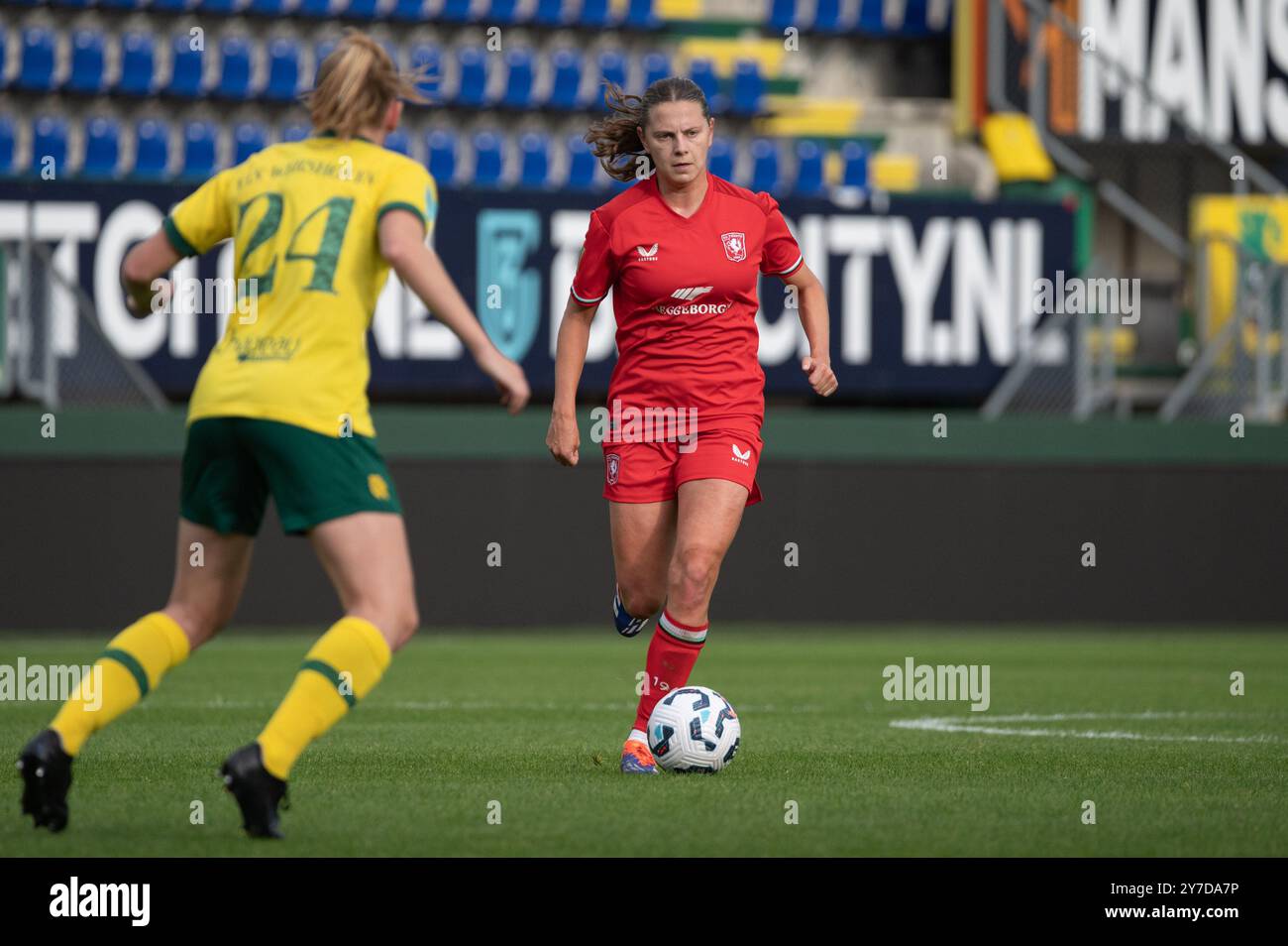 Sittard, Niederlande. September 2024. Sittard, Niederlande, 29. September 2024: Sophie Te Brake (18 FC Twente) kontrolliert den Ball während des Azerion Vrouwen Eredivisie-Spiels zwischen Fortuna Sittard und FC Twente im Fortuna Sittard Stadion in Sittard, Niederlande (Martin Pitsch/SPP). /Alamy Live News Stockfoto