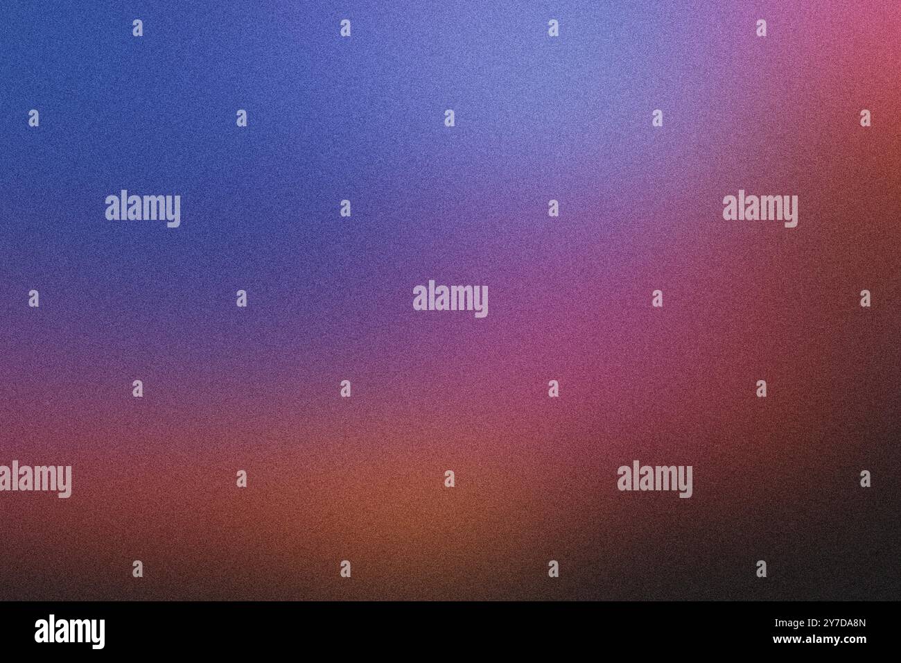 Eine körnige Textur verschmilzt mit einem Farbverlauf aus Blau, Violett und Rot zu einem stimmungsvollen abstrakten Hintergrund Stockfoto